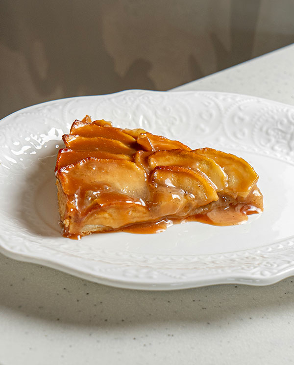Пирог яблочный с соленой карамелью