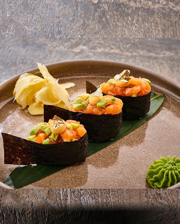 Гункан-суши лосось с соусом кимчи