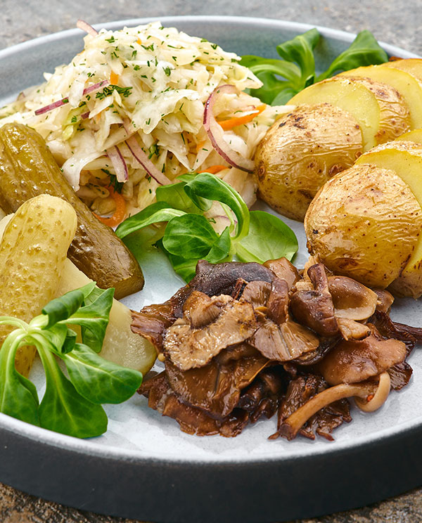 Печеный картофель с квашеной капустой, грибами и малосолеными огурцами