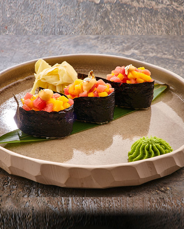Гункан-суши тунец с соусом кимчи
