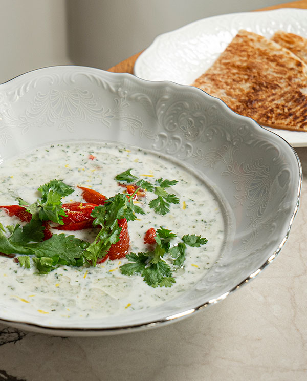 Мацони с киноа, пряной зеленью и лепешкой ротти